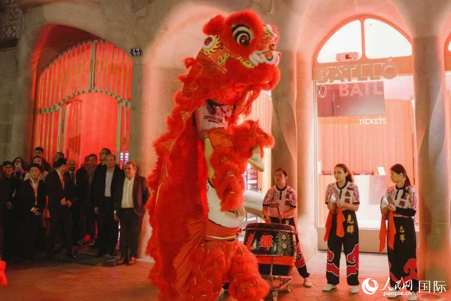 联合国教科文组织世界文化遗产、西班牙巴塞罗那地标建筑之一——巴特罗之家点亮中国红庆祝中国年。乔迪·卡鲁艾斯科摄
