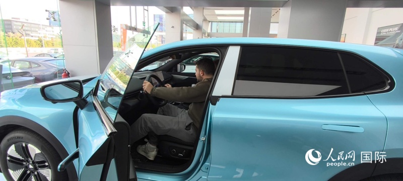 一位顾客正在体验方向盘 人民网记者黄培昭摄