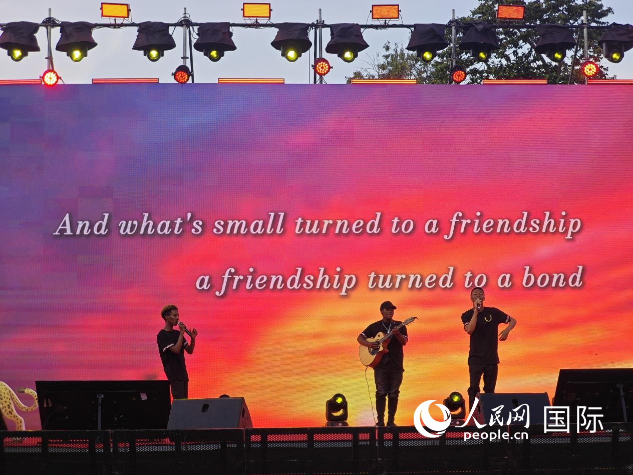 在第八届肯尼亚华侨华人春节联欢晚会上，当地青年演唱歌曲。人民网记者 黄炜鑫摄
