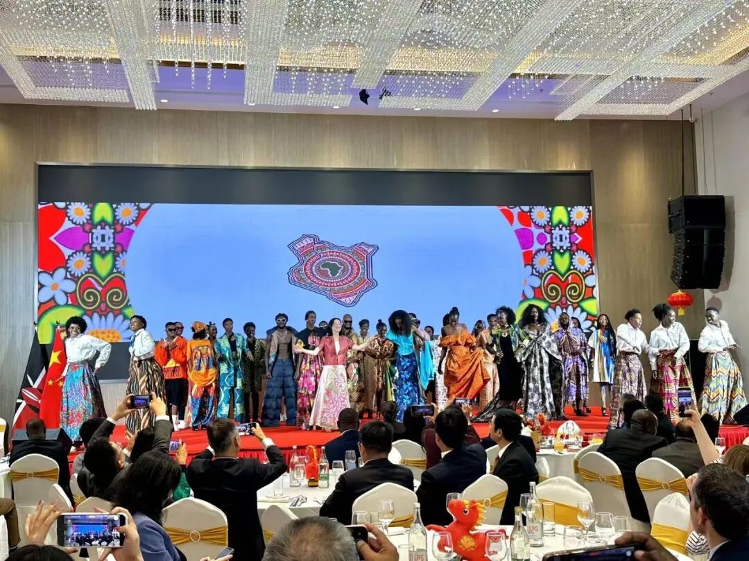 在中国驻肯尼亚大使馆举行的2026春节招待会上，中肯服装文化时装秀精彩上演。中国驻肯尼亚使馆供图