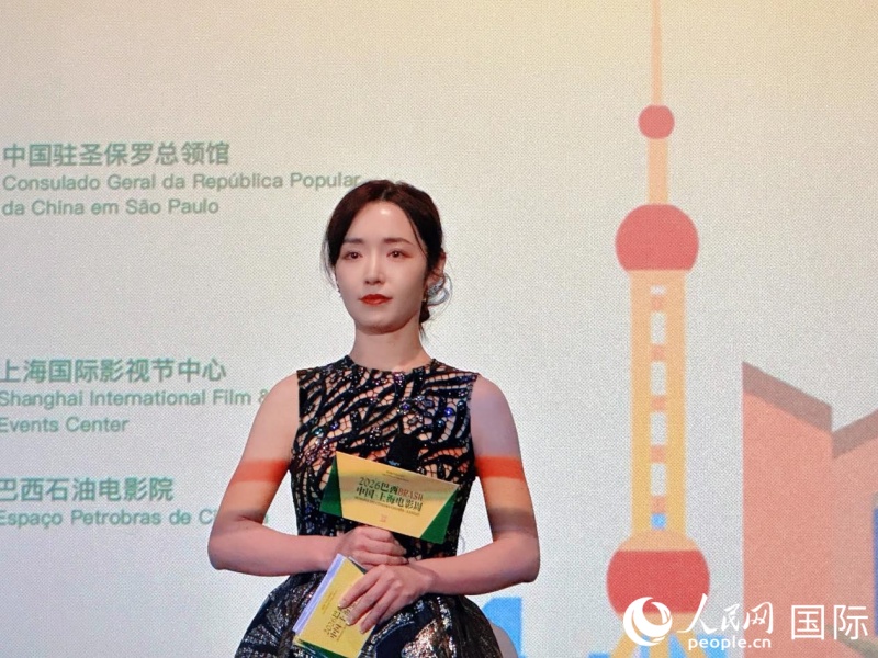 开幕式由上影演员剧团著名青年演员袁霆主持。 人民网记者 陈一鸣摄