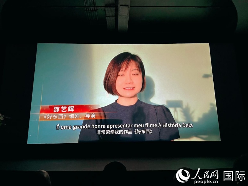 开幕式上,参展影片的主创团队通过短视频向现场观众致以问候。人民网记者 陈一鸣摄