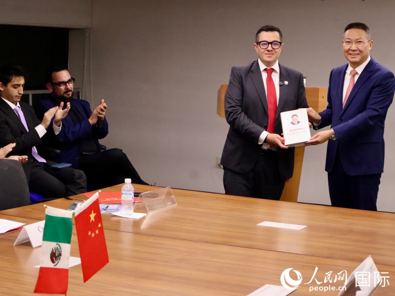 中国驻墨西哥大使陈道江向墨中科技商会主席维森特•罗克尼赠送《习近平谈治国理政》第五卷英文版。埃内斯托·多明戈斯摄