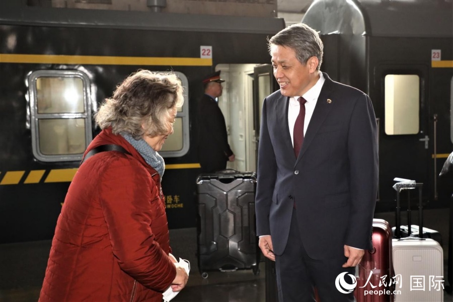 王亚军大使与乘客代表亲切交谈，祝贺大家乘坐祝贺大家乘坐首趟复开列车来朝。人民网记者 刘融摄