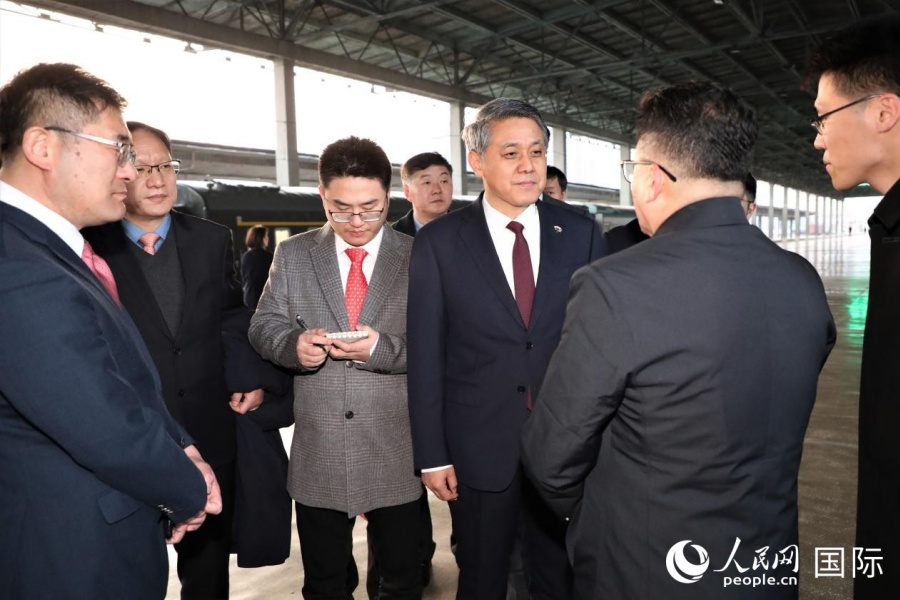 王亚军大使与到场的朝鲜铁道省对外事业局局长金勇浩一行交流。 人民网记者 刘融摄