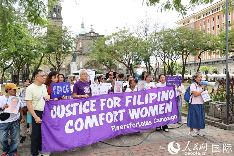 菲律宾妇女团体15日在马尼拉市王城区发起游行,呼吁中东地区停火,敦促菲政府推行独立外交政策。人民网记者 樊帆摄