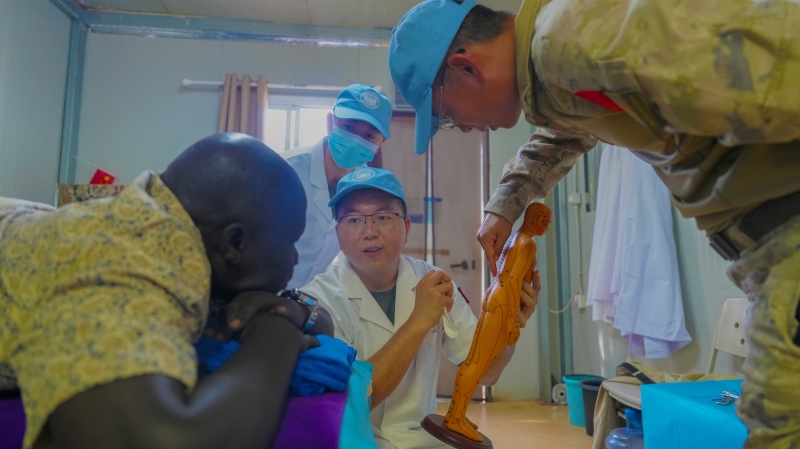 维和军医给外国病人普及护理知识 黄浩摄