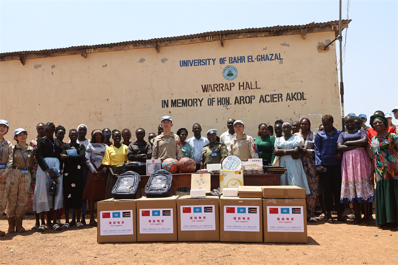 捐赠物资合影。顾俊杰摄