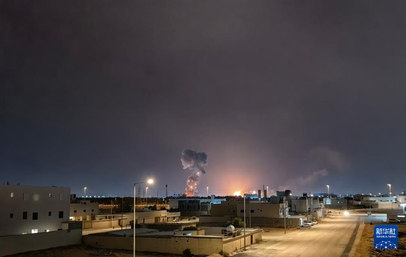 3月18日晚，沙特首都利雅得南部地区遇袭现场升起浓烟。新华社发