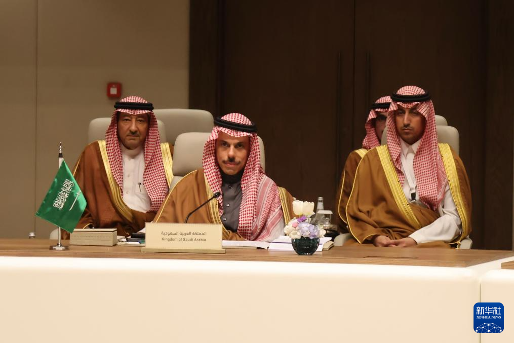 3月19日凌晨，在沙特阿拉伯首都利雅得，沙特外交大臣费萨尔（中）出席部长级磋商会议。新华社记者 王海洲 摄