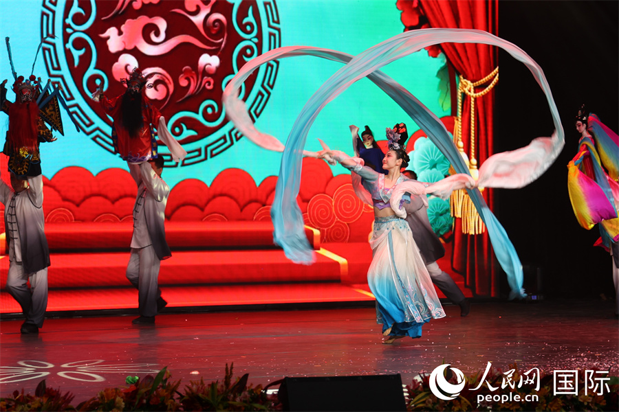 陕西仗头木偶戏与秦腔的结合，在方寸舞台演绎山河气象。人民网记者樊帆 摄