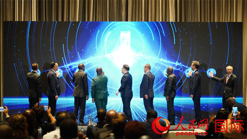 揭牌仪式。 人民网 张茜摄