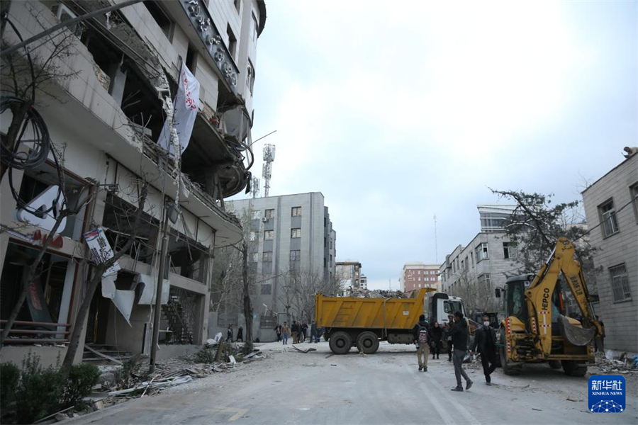 这是3月29日在伊朗首都德黑兰拍摄的一处受损的建筑。新华社记者 沙达提 摄