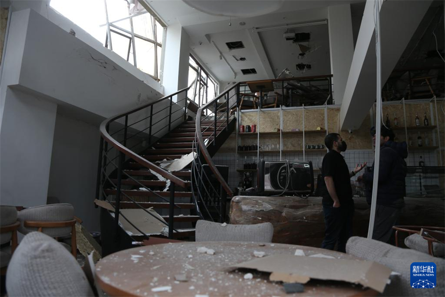 这是3月29日在伊朗首都德黑兰拍摄的一处受损的建筑。新华社记者 沙达提 摄