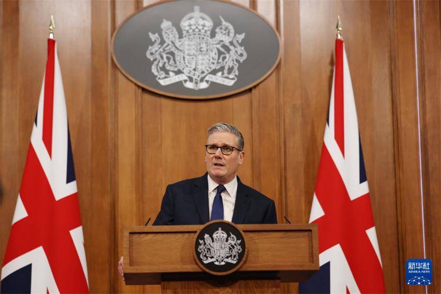 4月1日，英国首相斯塔默参加在伦敦举行的新闻发布会。新华社发（英国首相府供图）