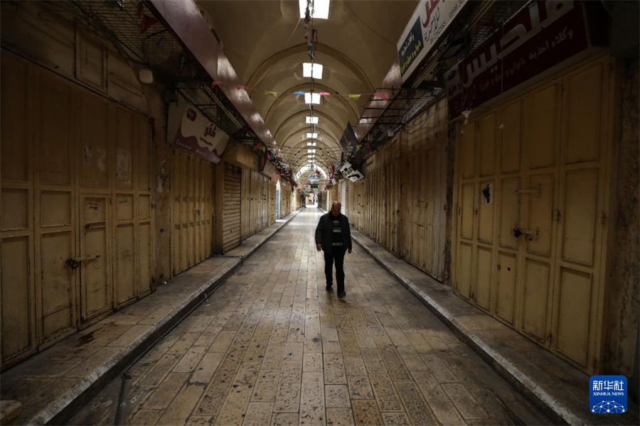 这是4月1日在约旦河西岸北部城市纳布卢斯拍摄的街上关闭的店铺。新华社发（尼达尔·艾仕塔耶摄）