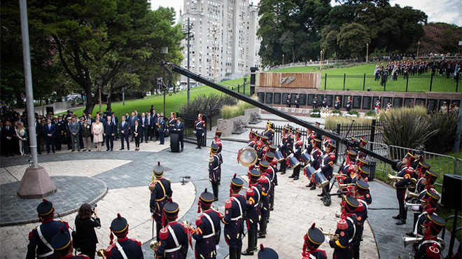 阿根廷总统重申对马岛主权 承诺提高部队薪资