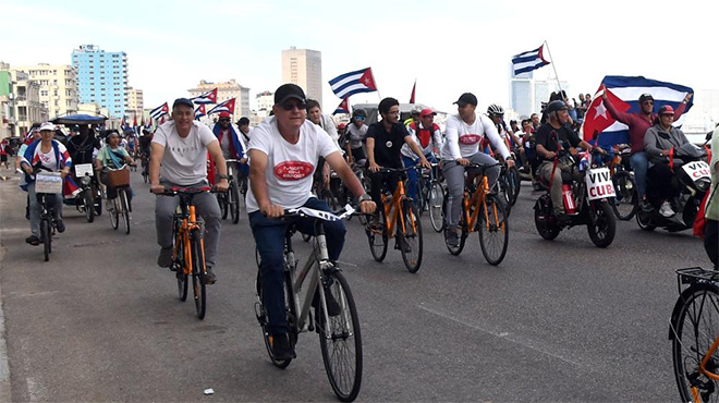 古巴青少年举行反帝游行