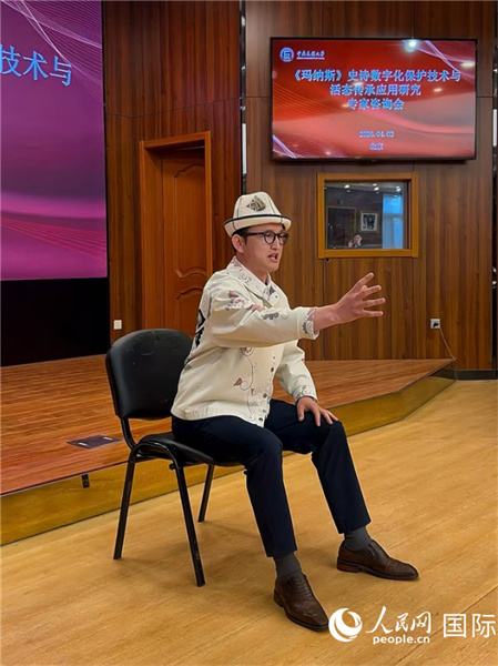 托合那力·吐逊那力在现场演唱《玛纳斯》。人民网记者 褚梦琦摄