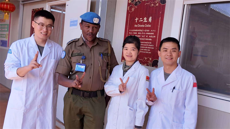 术后与医护人员合影。林莉摄