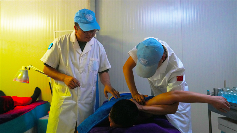 中国第六批赴阿卜耶伊维和直升机分队官兵进行中医理疗，图为官兵康复推拿。黄浩摄