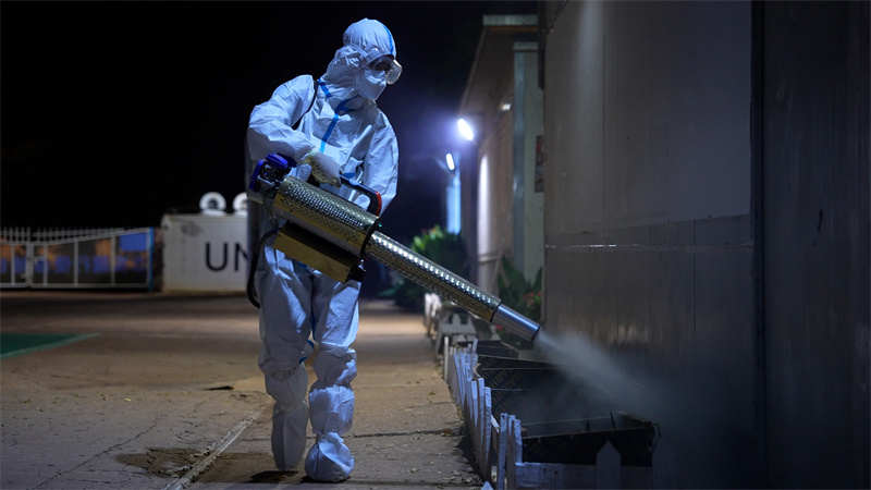 中国第六批赴阿卜耶伊维和直升机分队定期对营区进行病毒消杀，防治疫情。黄浩摄