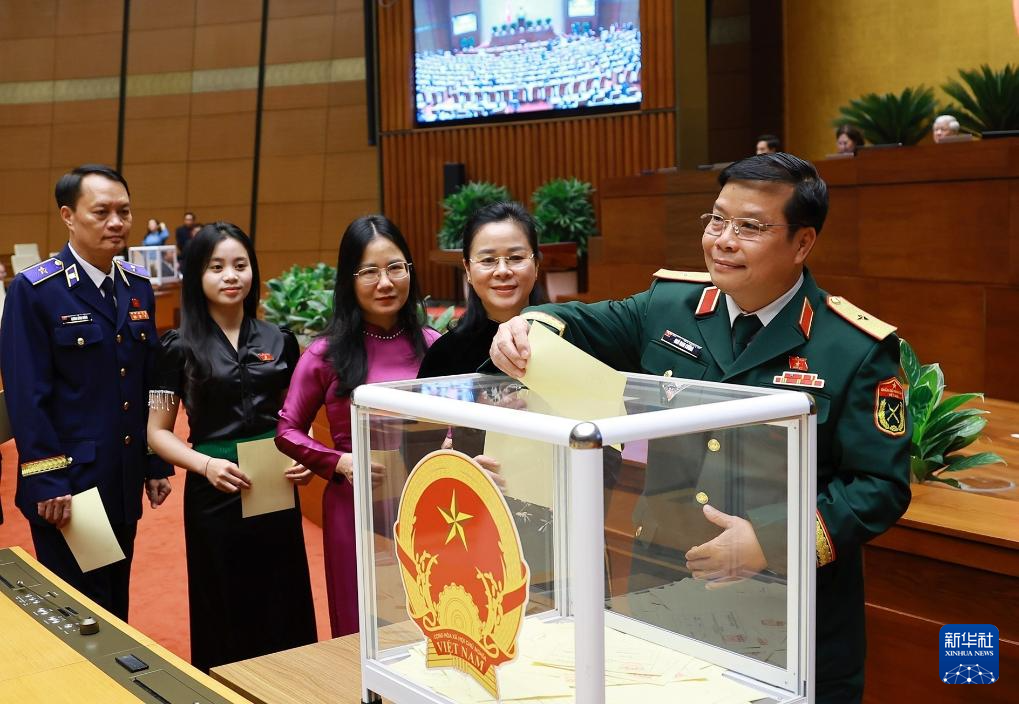 4月7日，黎明兴在越南首都河内宣誓就任越南政府总理。新华社/越通社