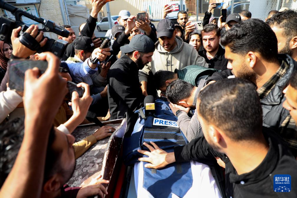 4月9日，在加沙地带中部代尔拜拉赫一所医院，巴勒斯坦民众参加遇难记者的葬礼。新华社发（里泽克·阿卜杜勒贾瓦德 摄）