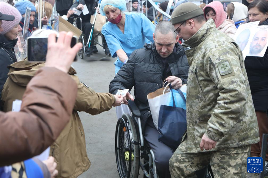 4月11日，在乌克兰北部边境地区，被释放的乌克兰战俘被送往医院接受进一步治疗。新华社发（彼得·德鲁克摄）
