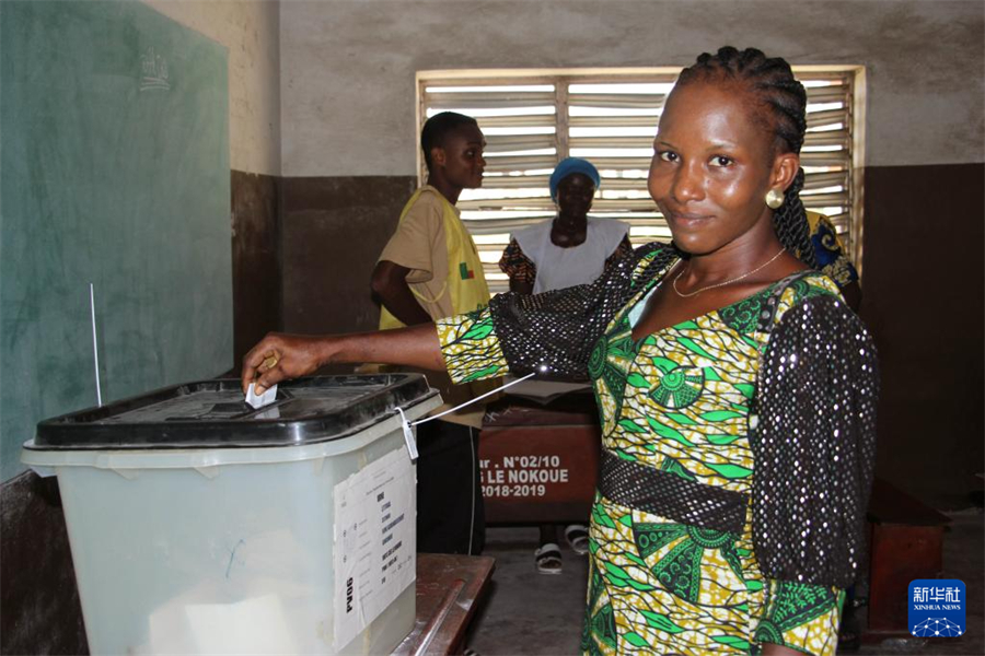 4月12日，一名选民在贝宁科托努一处投票站投票。新华社发（塞拉芬摄）
