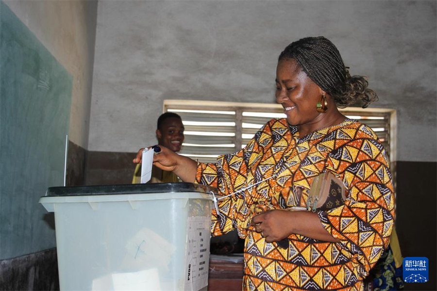 4月12日，一名选民在贝宁科托努一处投票站投票。新华社发（塞拉芬摄）