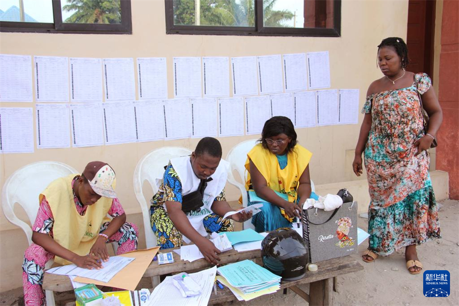 4月12日，在贝宁维达市一处投票站，工作人员核对选民信息。新华社发（塞拉芬摄）
