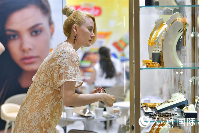 在俄罗斯国家馆，工作人员在整理展柜饰品。人民网记者 任峰涛摄