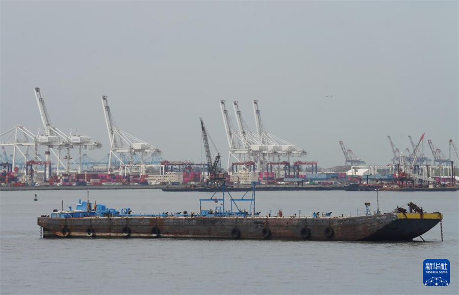 这是4月15日在美国纽约拍摄的纽约和新泽西港。纽约和新泽西港是美国东北部最大的贸易和货物进出口中心。新华社记者 张凤国 摄