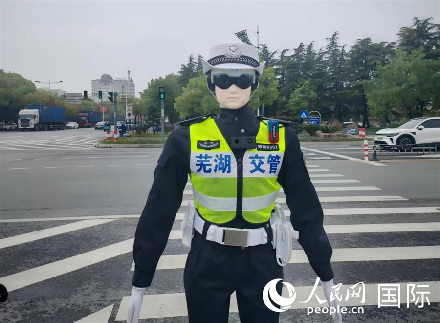 芜湖机器人交警特写。人民网 张凯伟摄