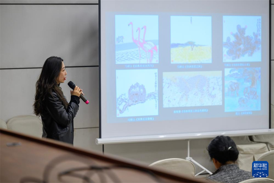 4月16日，策展人谭斐在北京中国国家博物馆介绍即将展出的画作。新华社记者 金良快 摄