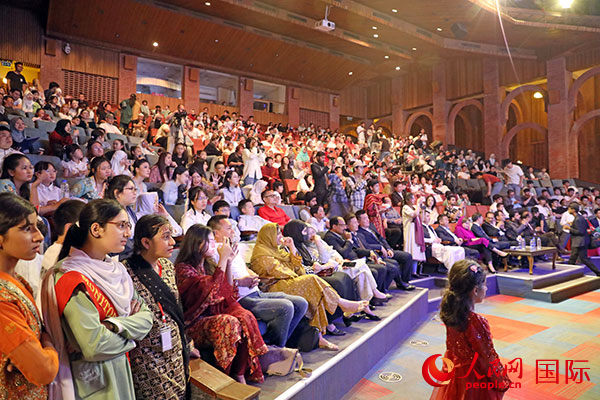 联欢会在巴基斯坦国家艺术委员会的礼堂内举行。人民网记者 赵益普摄