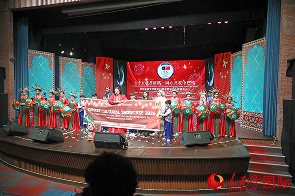 联欢会现场，舞台上的巴基斯坦儿童合影留念。人民网记者 赵益普摄