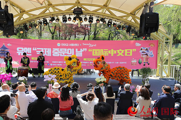 活动上的舞狮表演。人民网记者 莽九晨摄