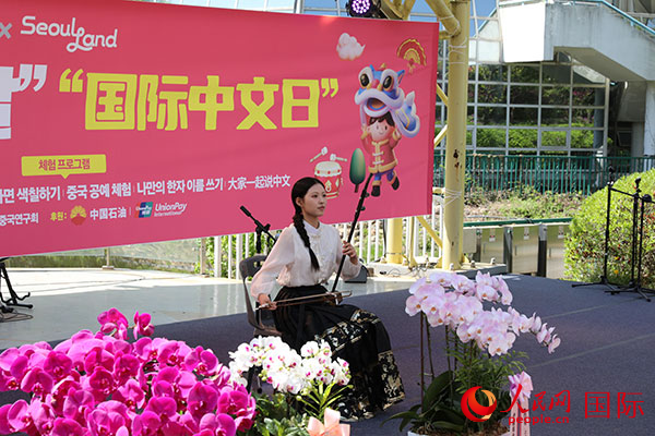 活动上的二胡演奏。人民网记者 莽九晨摄