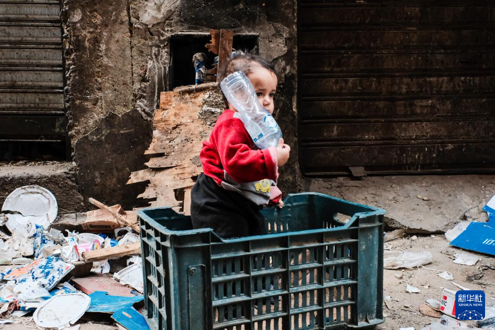 4月21日，儿童在埃及开罗的“垃圾城”内玩耍。