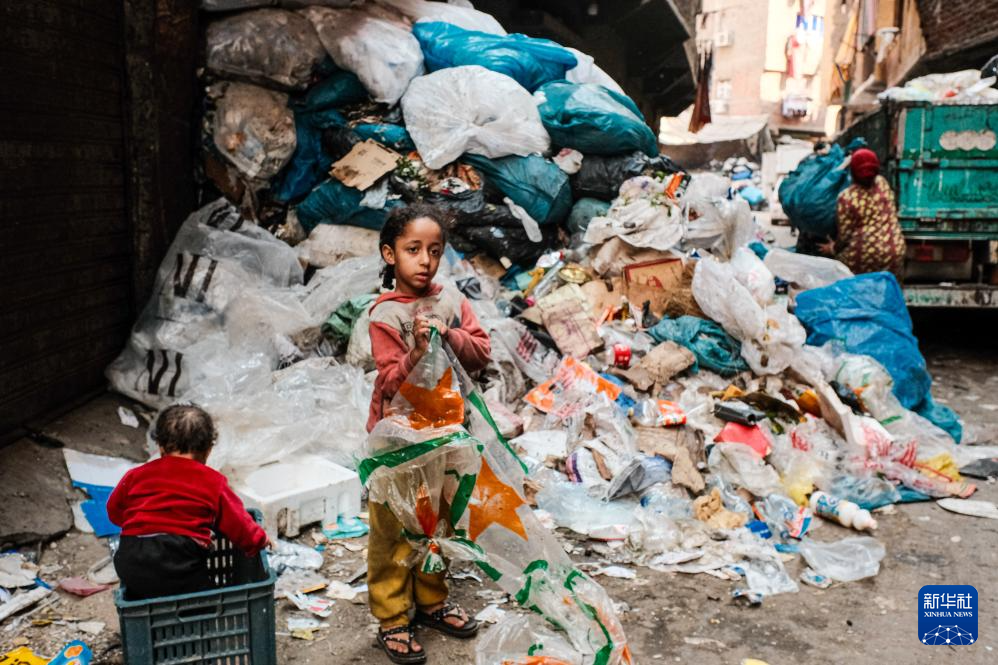 4月21日，儿童在埃及开罗的“垃圾城”内玩耍。