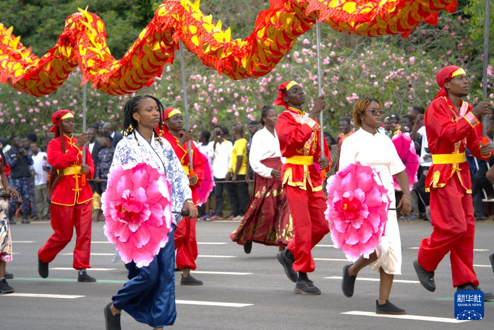 　　4月27日，在多哥首都洛美，由洛美大学孔子学院学生组成的中国传统文化方阵亮相多哥独立日庆典。新华社记者 司源 摄