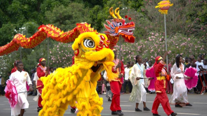 中国传统文化方阵亮相多哥独立日庆典
