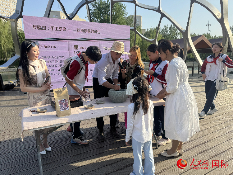 2026年4月30日，在北京亮马河畔举行的”南美巧克力之旅“活动中，参与者学习制作传统的巧克力。人民网记者 吴思萱摄