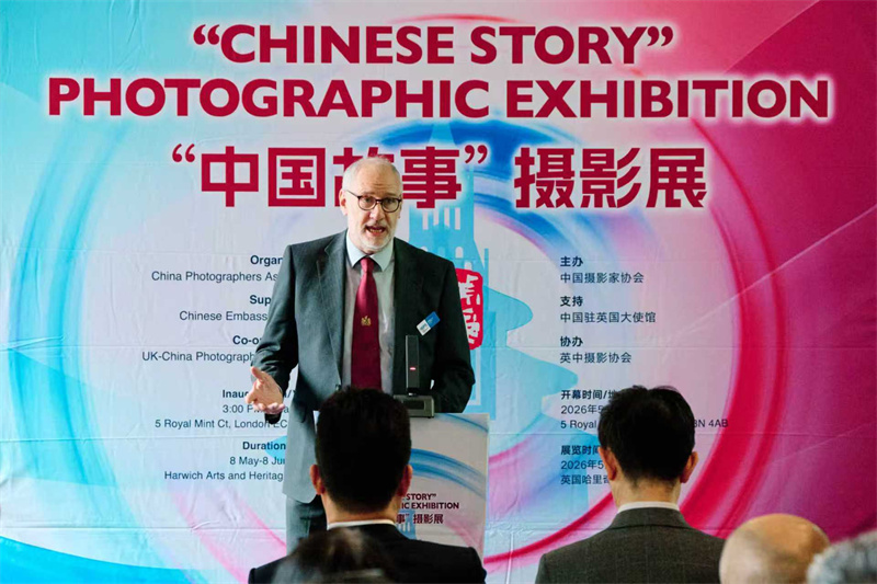 英国皇家摄影协会主席西蒙·希尔发表致辞。杨浩鹏摄
