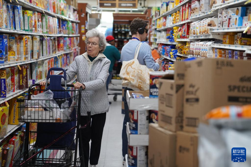 　5月8日，顾客在美国纽约一家商店选购商品。