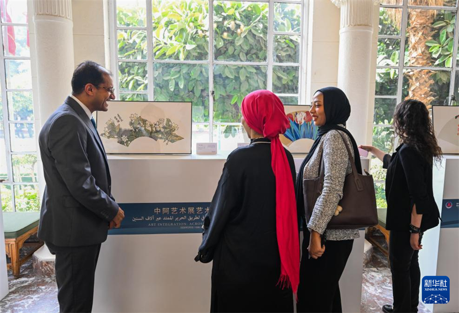 5月12日，在埃及开罗阿拉伯国家联盟总部，嘉宾在中阿艺术展上欣赏展品。新华社记者 刘磊 摄
