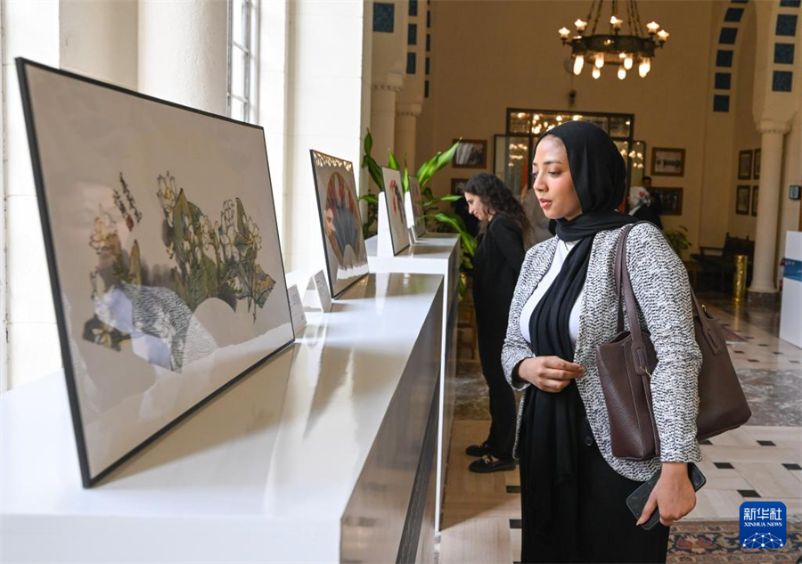 5月12日，在埃及开罗阿拉伯国家联盟总部，嘉宾在中阿艺术展上欣赏展品。新华社记者 刘磊 摄