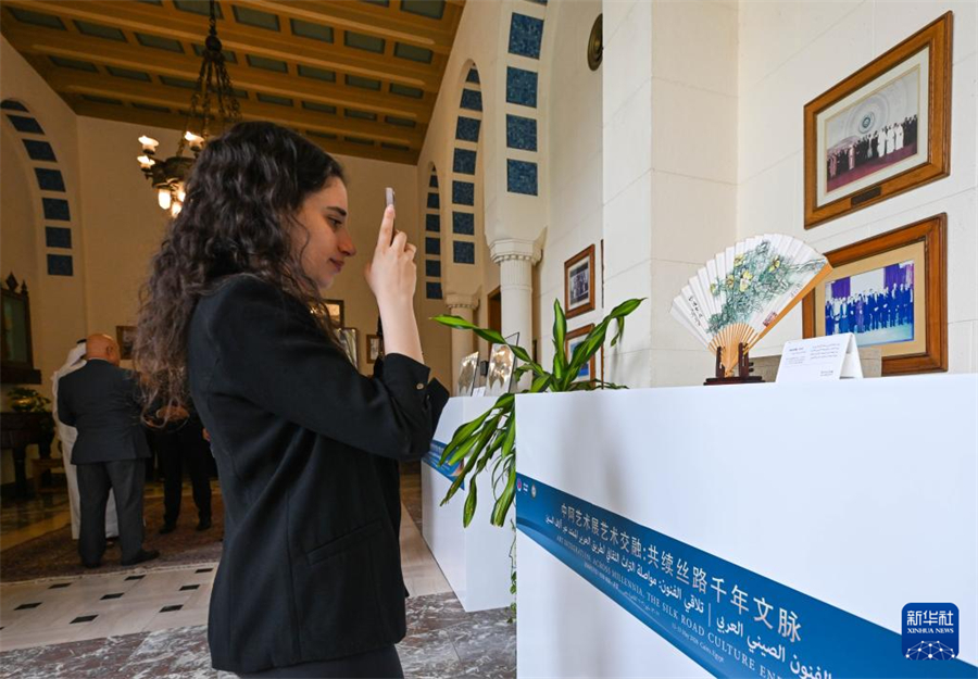 5月12日，在埃及开罗阿拉伯国家联盟总部，嘉宾在中阿艺术展上拍照。新华社记者 刘磊 摄